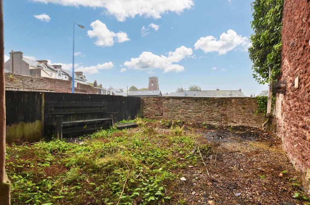 Lot: 58 - THREE STOREY TERRACED HOUSE FOR IMPROVEMENT - View of enclosed rear garden